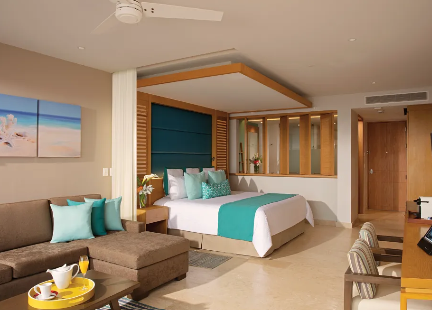 Preferred Club Junior Suite Ocean Front w/ Private Pool - King, Dreams Playa Mujeres