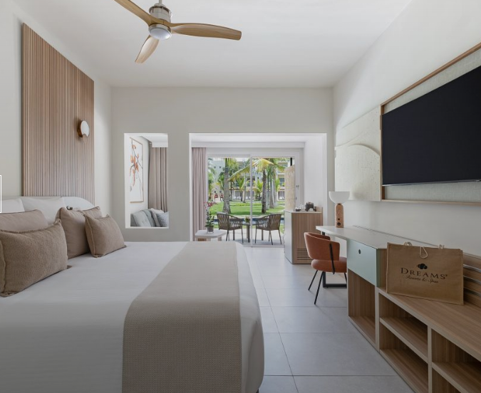 Preferred Club Junior Suite Swim Out, Dreams Royal Beach