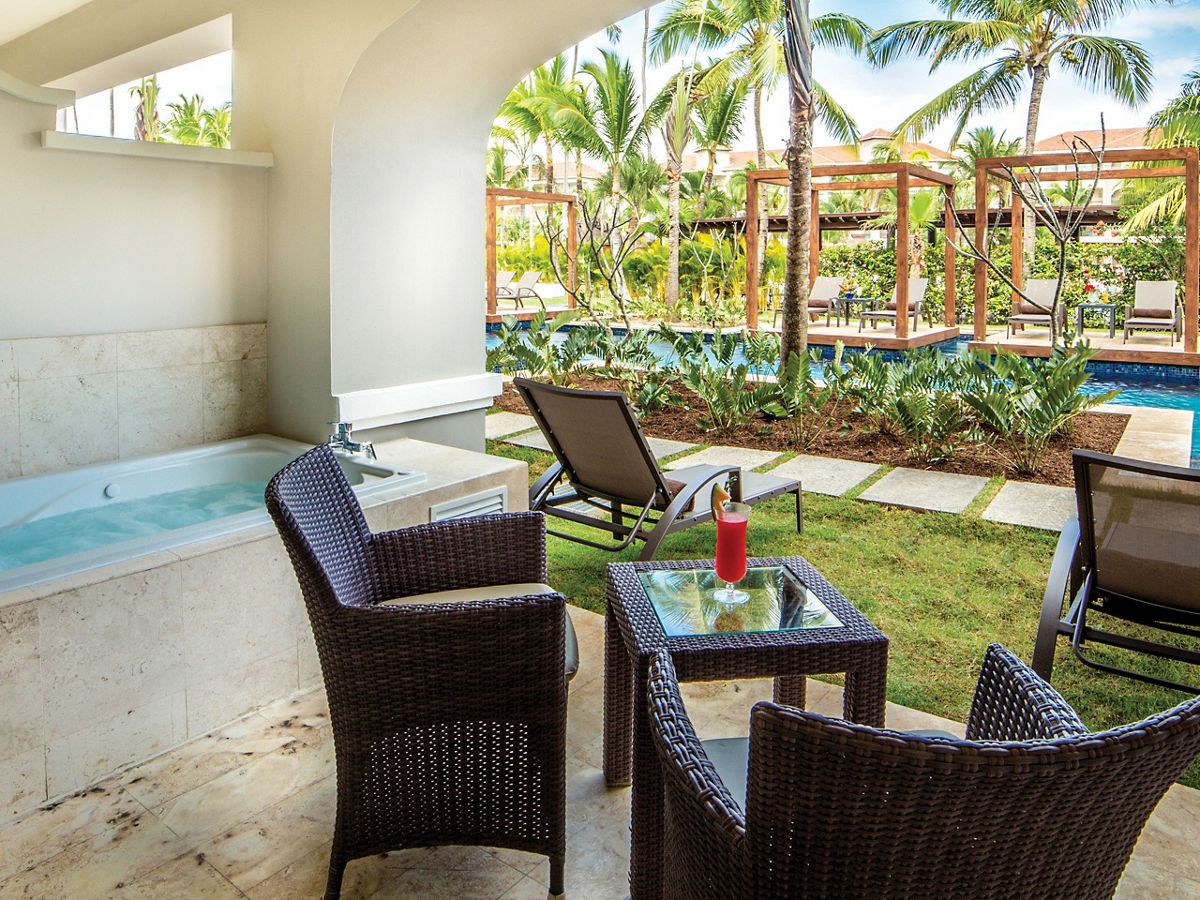 Preferred Club Junior Suite Swim-up, Secrets Royal Beach