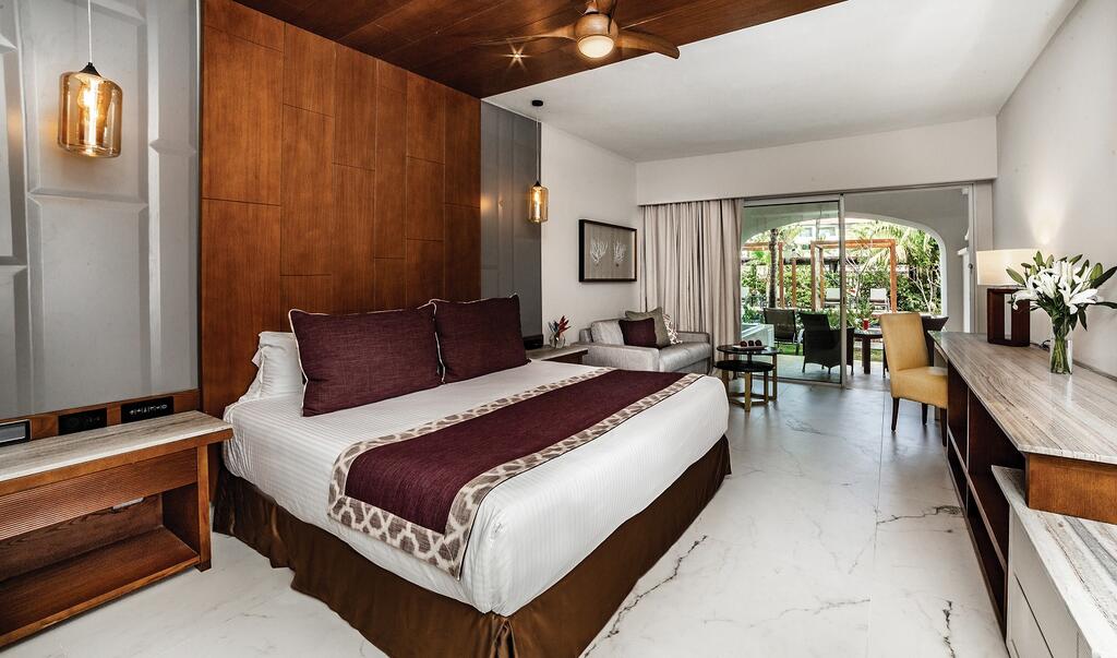 Junior Suite Pool View, Secrets Royal Beach